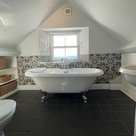 Stylish Flat With Lake And Fell Views Bowness-on-Windermere